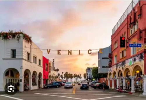 Downtown Apartment | Hosp Walk to Santa Monica Beach Pier