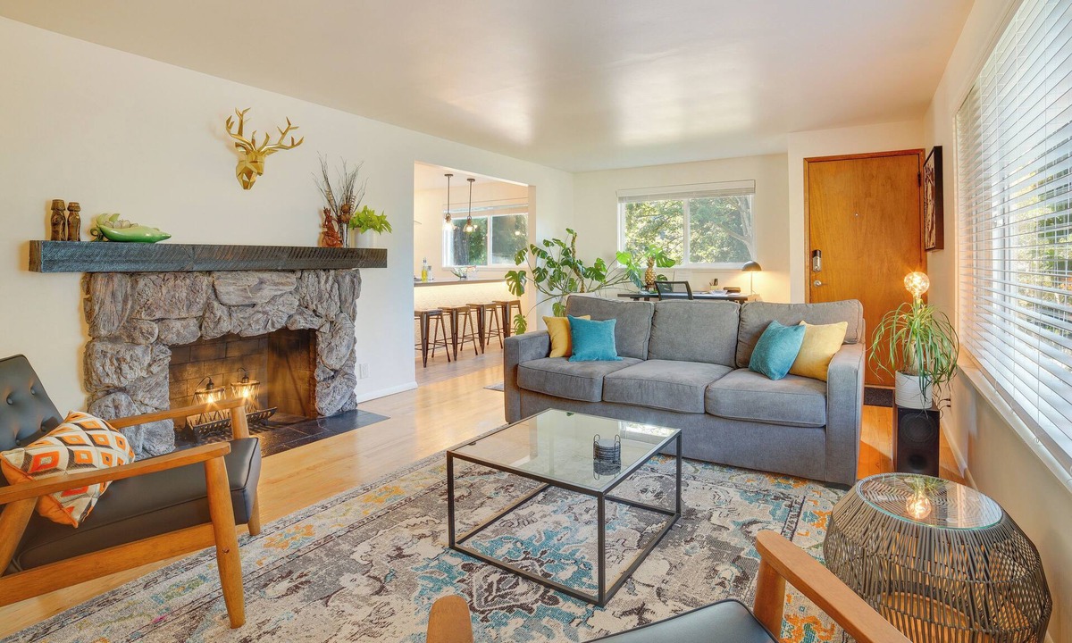 North Delridge Cottage | Hot Tub, 5 Mi to Lumen Field! Newly Updated Home