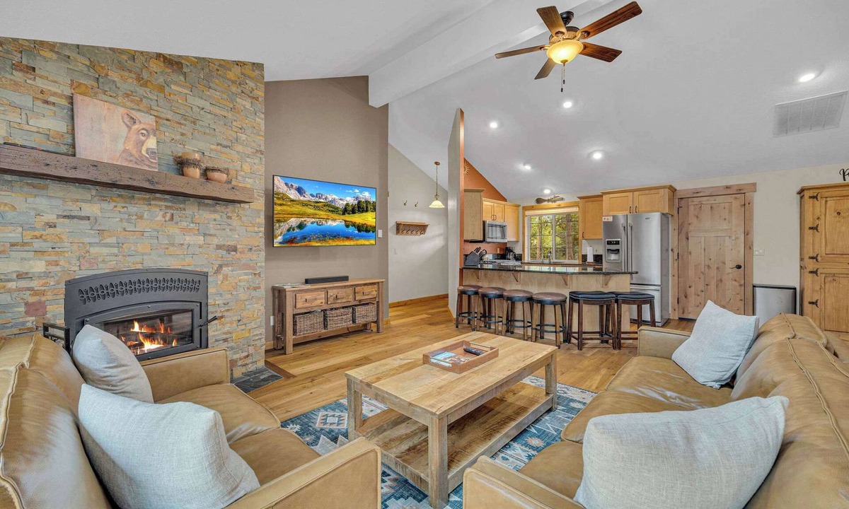 Deer Park House | Hot tub, AC, Sharc, pool table, foosball ping pong
