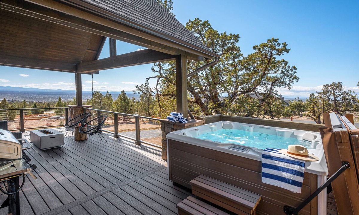 Powell Butte House | Hot Tub & Golf Access Nearby | Starview at Brasada Ranch Resort by AvantStay