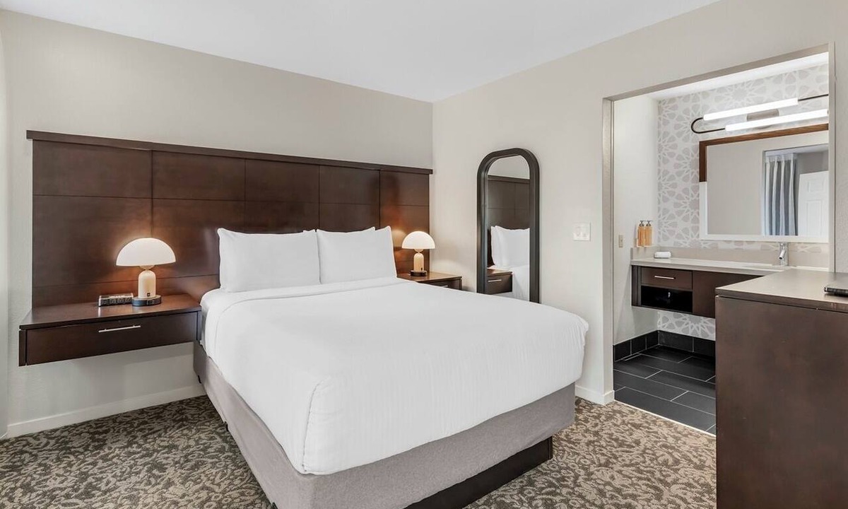 Chatsworth Hotel | Hotel Near Van Nuys Golf Course! Pets Welcome, Outdoor Pool, Shuttle Service!