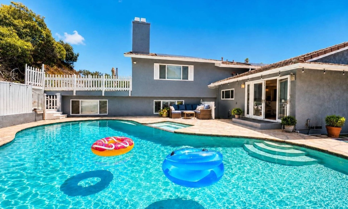 Bay Park House | Huge House w/Pool! Sleeps 16 | BBQ | Shuffleboard