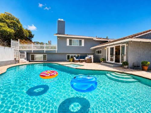 Bay Park House | Huge House with Pool! Sleeps 16 - BBQ - Shuffleboard
