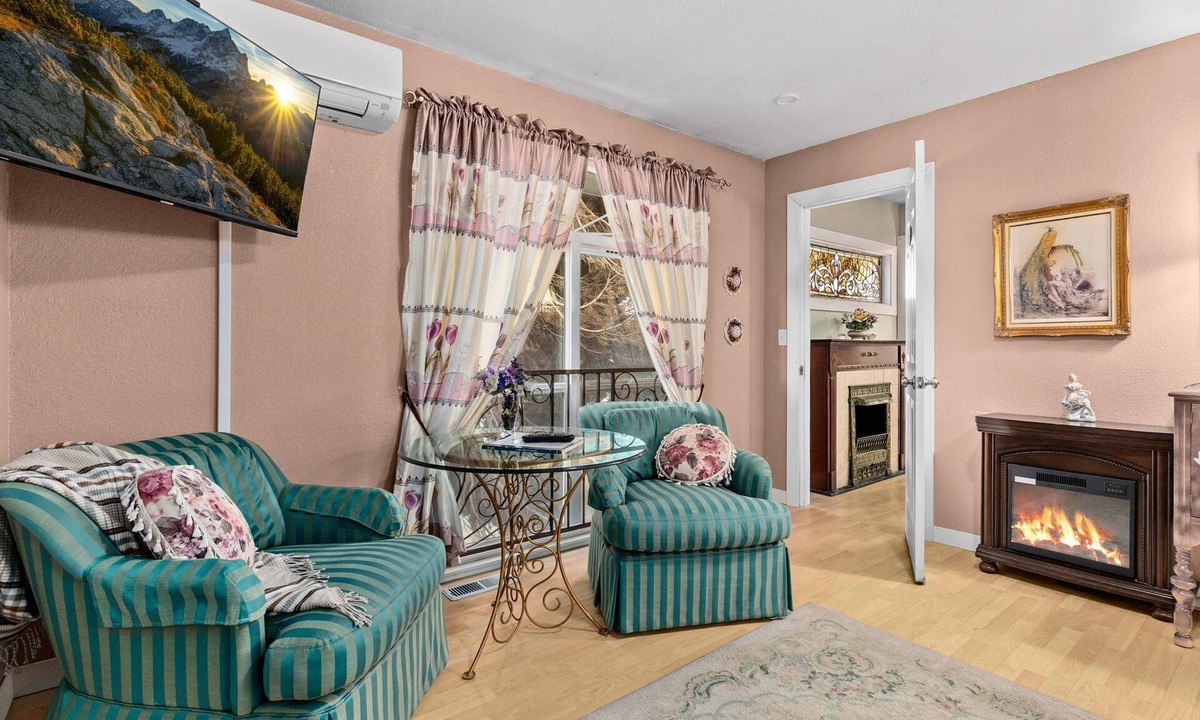 Yelm Bed & Breakfast | Icart Room at BNB Hostel