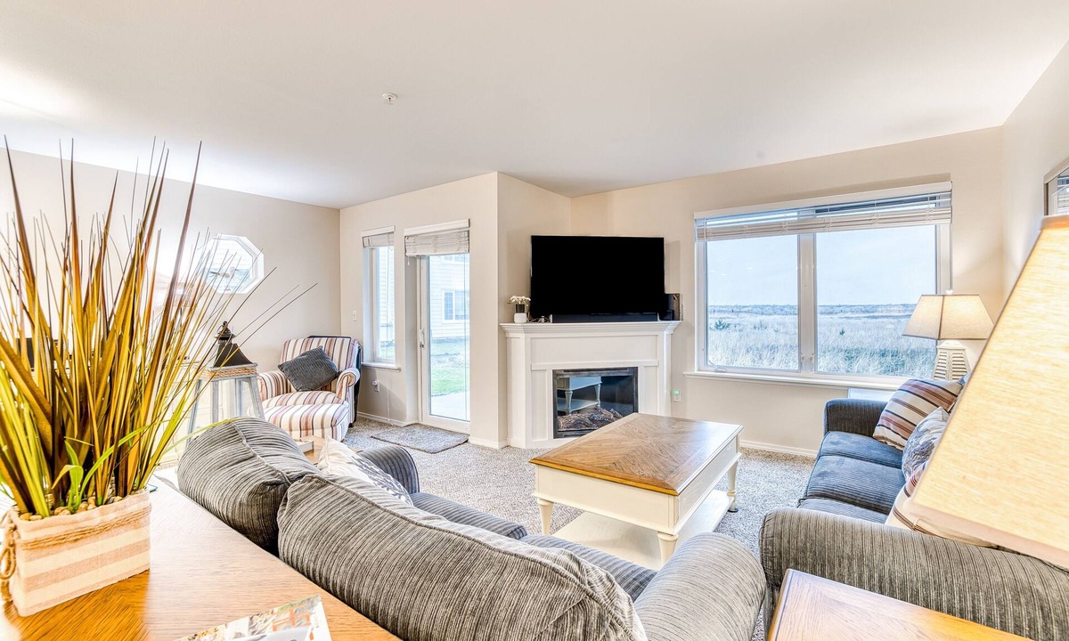 Westport Condo | Ideally located condo with pool, hot tub, grill, & beach gear - dog-friendly