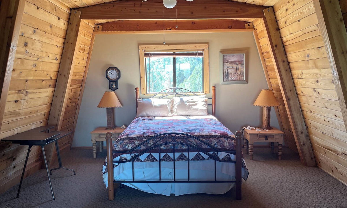 Timberland Acres Cabin | ImageKiwi Hilltop Retreat: 3-Bedroom Cabin with Stunning Views, Wi-Fi, & AC.