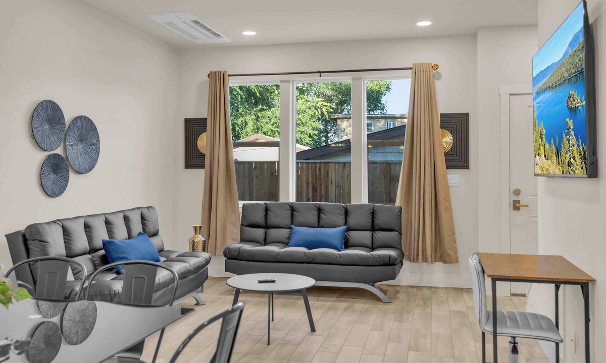 Reno/Tahoe Airport House | Innovative Townhouse|Sleeps 7|5Beds & 2Sofa Beds B