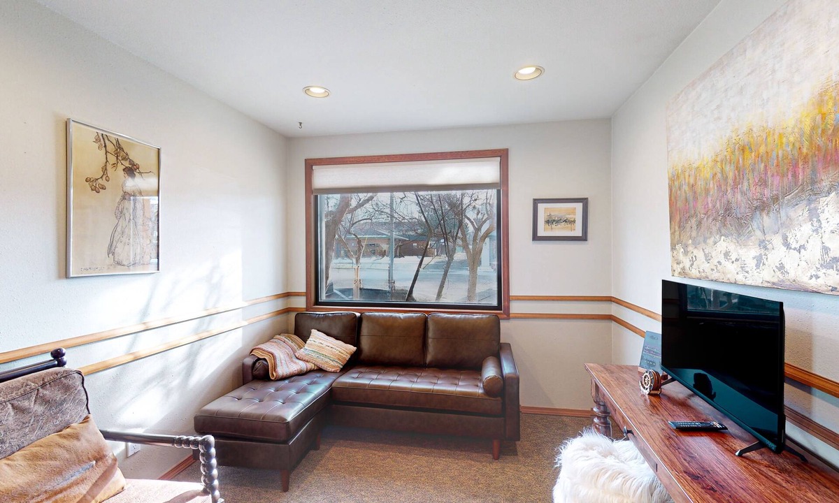 Enterprise Apartment | Inviting retreat with elegant furnishings, streaming & partial AC - near golf