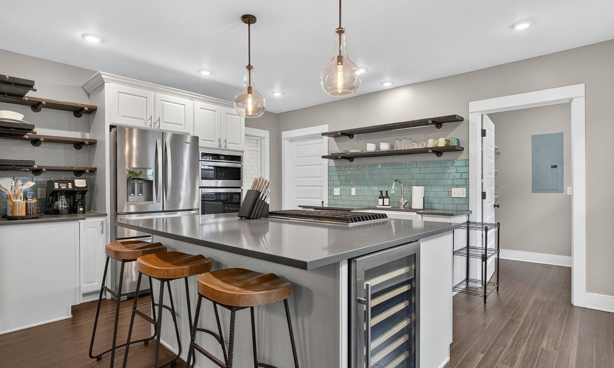 Eliot House | Irvington Craftsman, 4 Ensuite beds, Fenced Yard