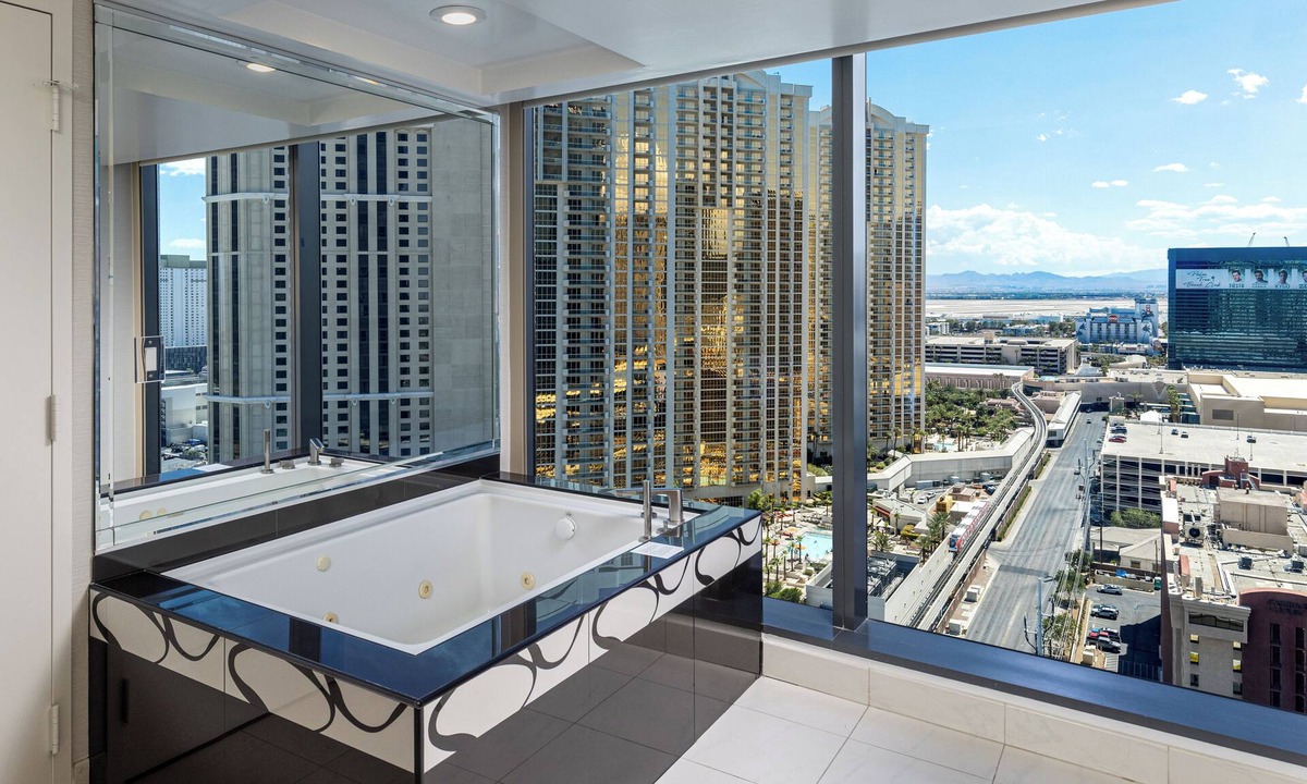 Las Vegas Resort | Jacuzzi Spa Suite - Center Strip - Projection Screen TV - Full Kitchen