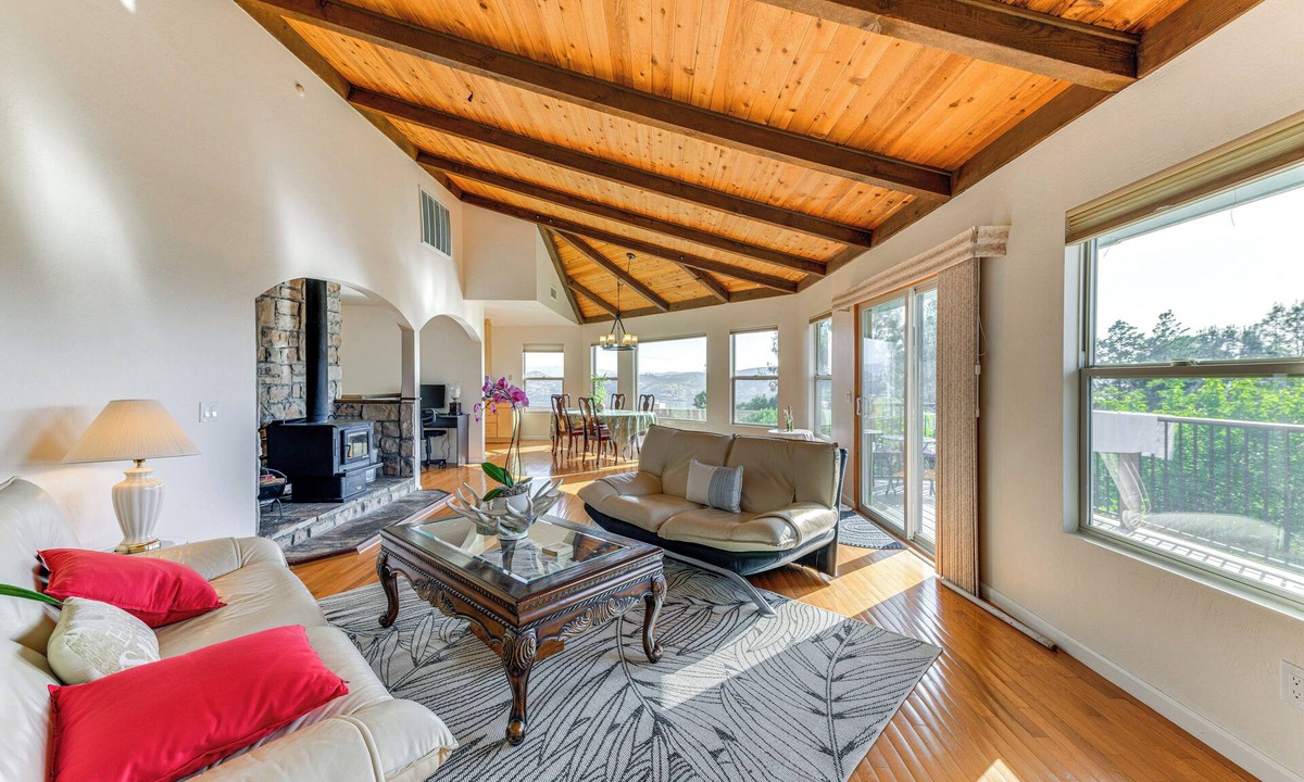 Kelseyville House | Kelseyville Home w/Deck & Clear Lake Views!