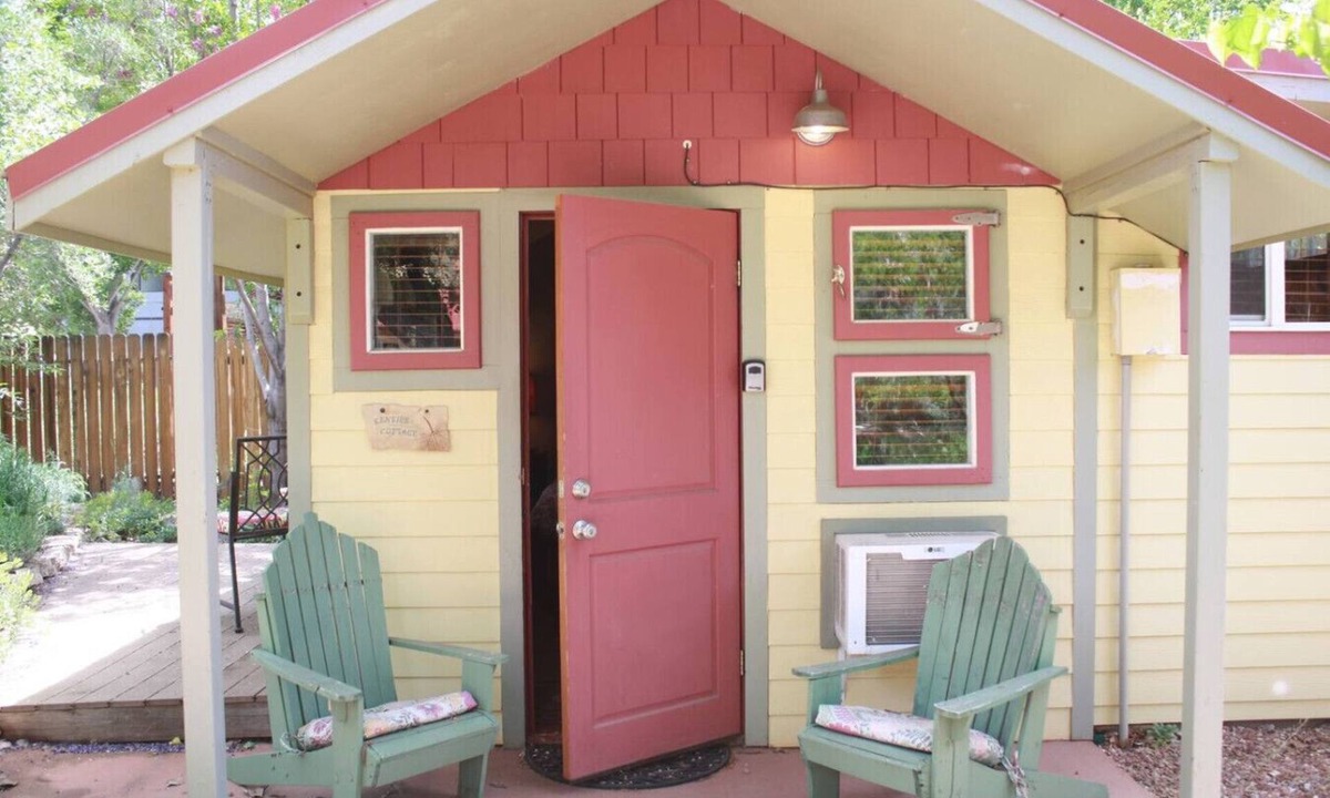 Moab Cottage | Kenzie's Tiny Cottage- Prvt Hot Tub & Rain shower