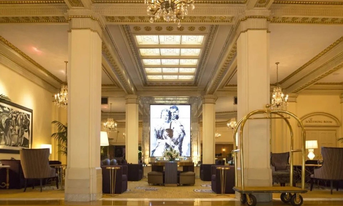 Goose Hollow Hotel | King Suite Near Shops & Eats | Pet-Friendly