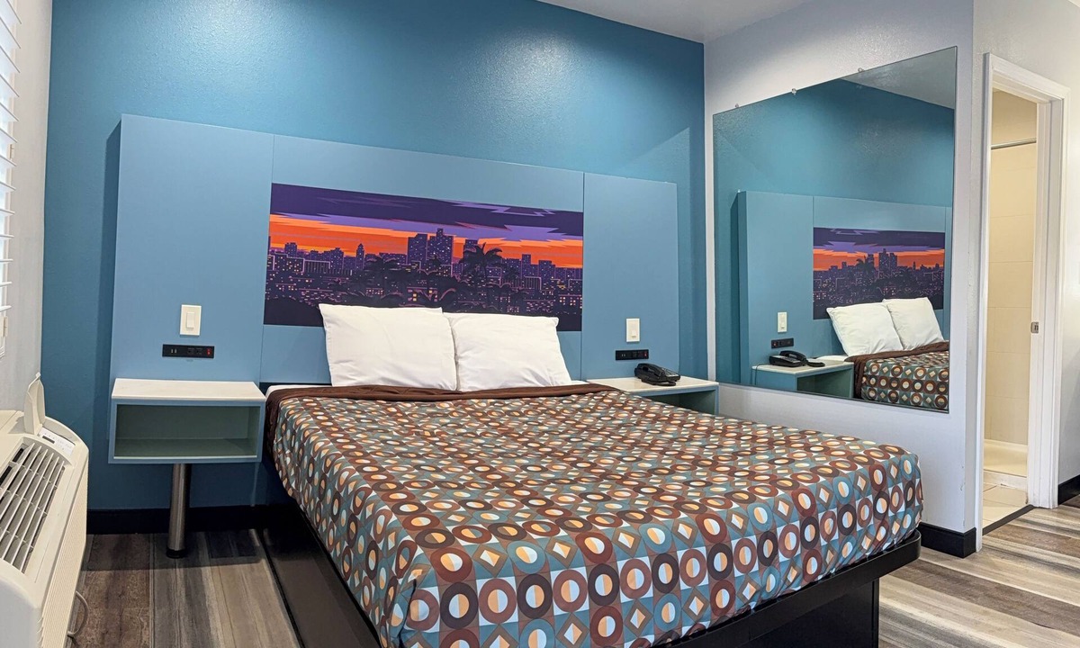 Sun Valley Hotel | La Casa Motel Burbank Airport - LA