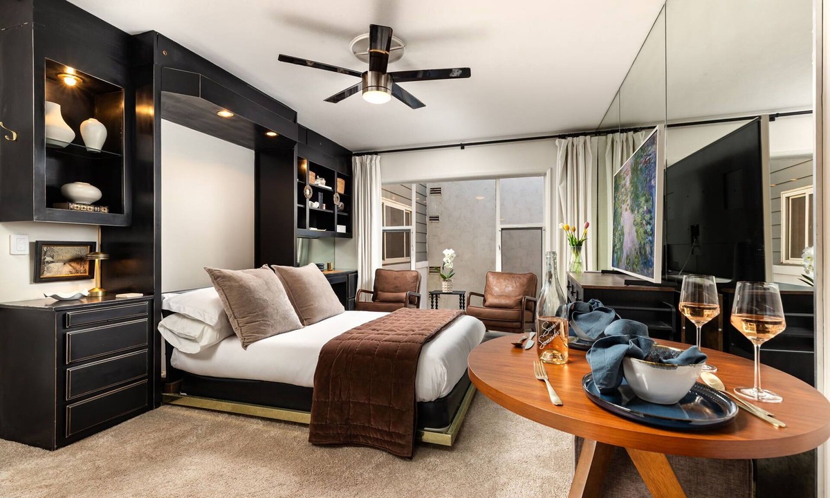 Village of La Jolla Apartment | La Jolla Studio - Private Beach