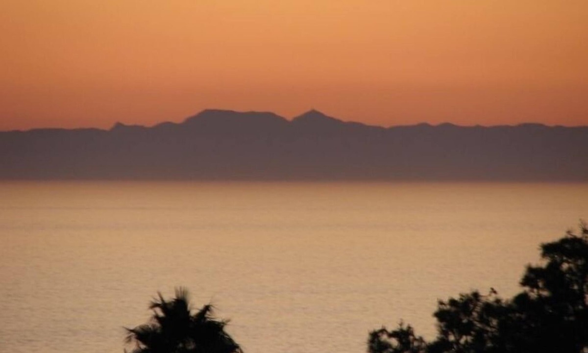 South Laguna House | Laguna Beach = Tropical - Cottage with Ocean View