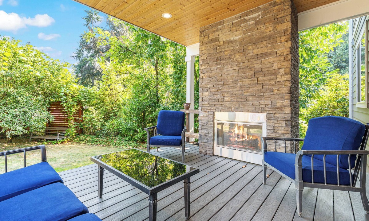 Lake Forest Park House | Lake Forest Retreat w/Indoor & Outdoor Fireplaces