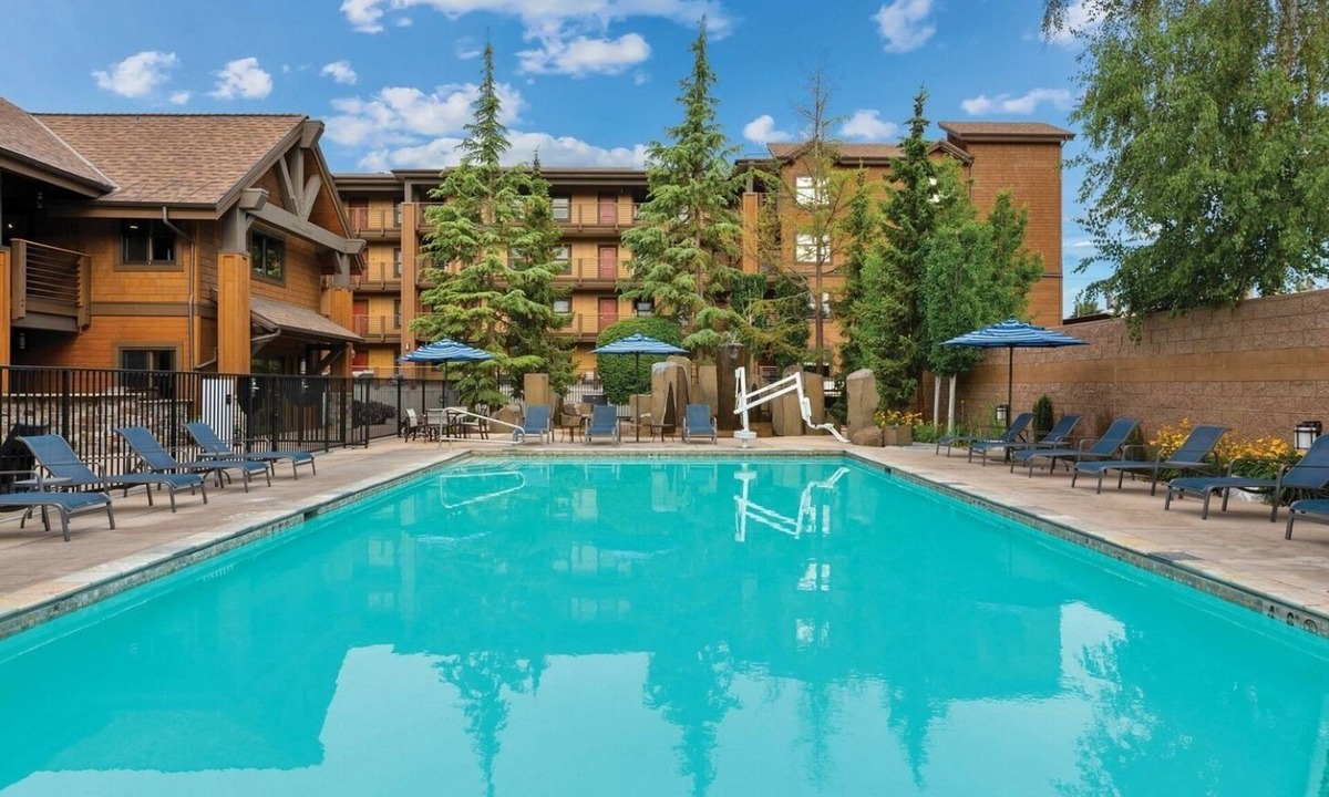 Chelan Resort | Lake Ozarks | Family Lake Retreat | Pool + Lake | 3BR Sleeps 8