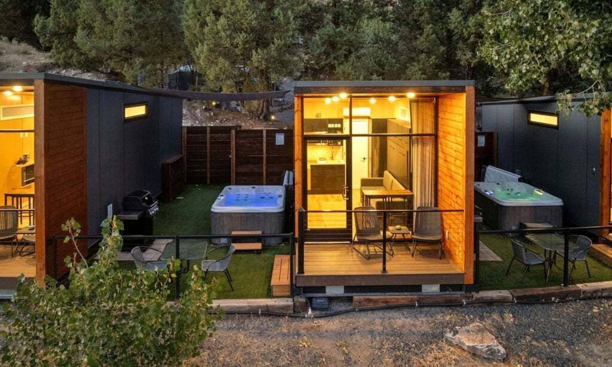 Madras House | Lake Simtustus Resort Crown Point Tiny Home #13 - Hot Tub