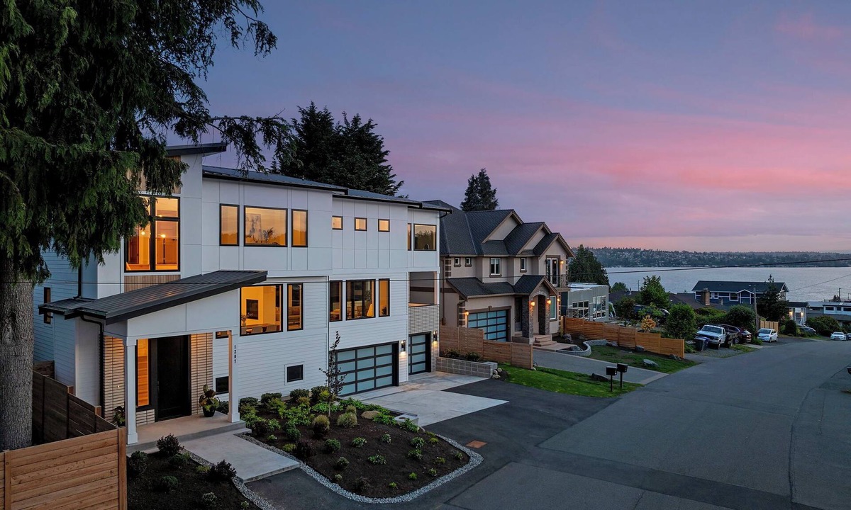 Kennydale House | Lake Washington View 4 BR Luxury Home near Seattle