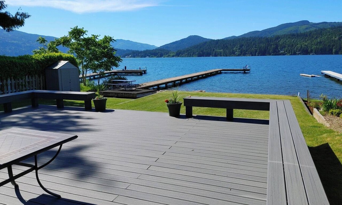 Bellingham House | Lake Whatcom waterfront home with panoramic views.