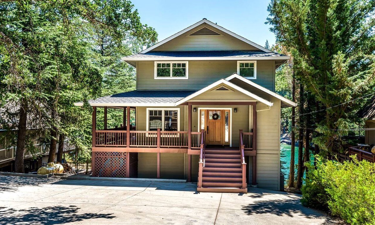 Groveland Cabin | Lakefront Cabin with Private Dock, Pool, Tennis Court and Balcony in Groveland, California