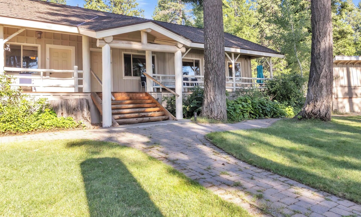East Shore Cabin | Lakefront Lake Almanor Resort, Dorado Inn Cabin #4