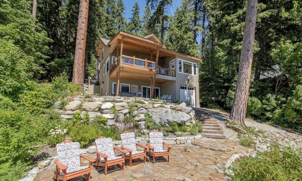 Leavenworth Cabin | Lakefront Luxury for You and Your Pet: Enjoy Nason Ridge Mountain Views in Style