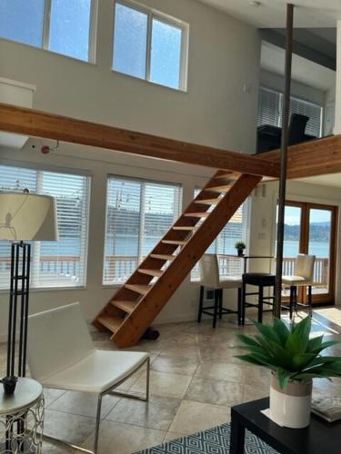 Viewpoint House | Lakefront with private beach