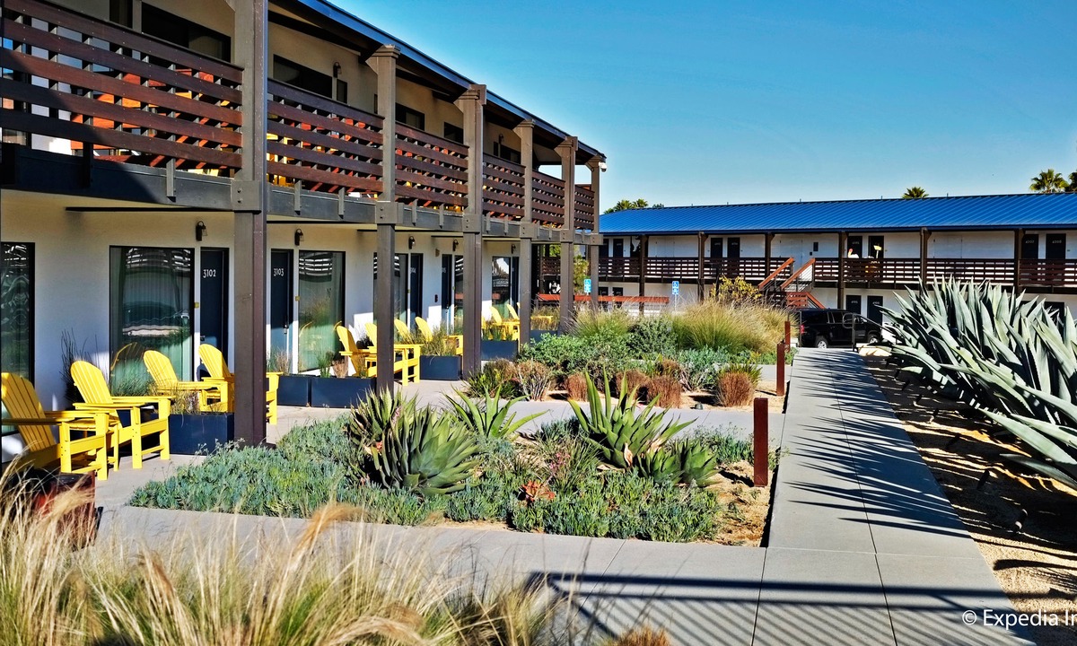 Lake San Marcos Hotel | Lakehouse Hotel and Resort