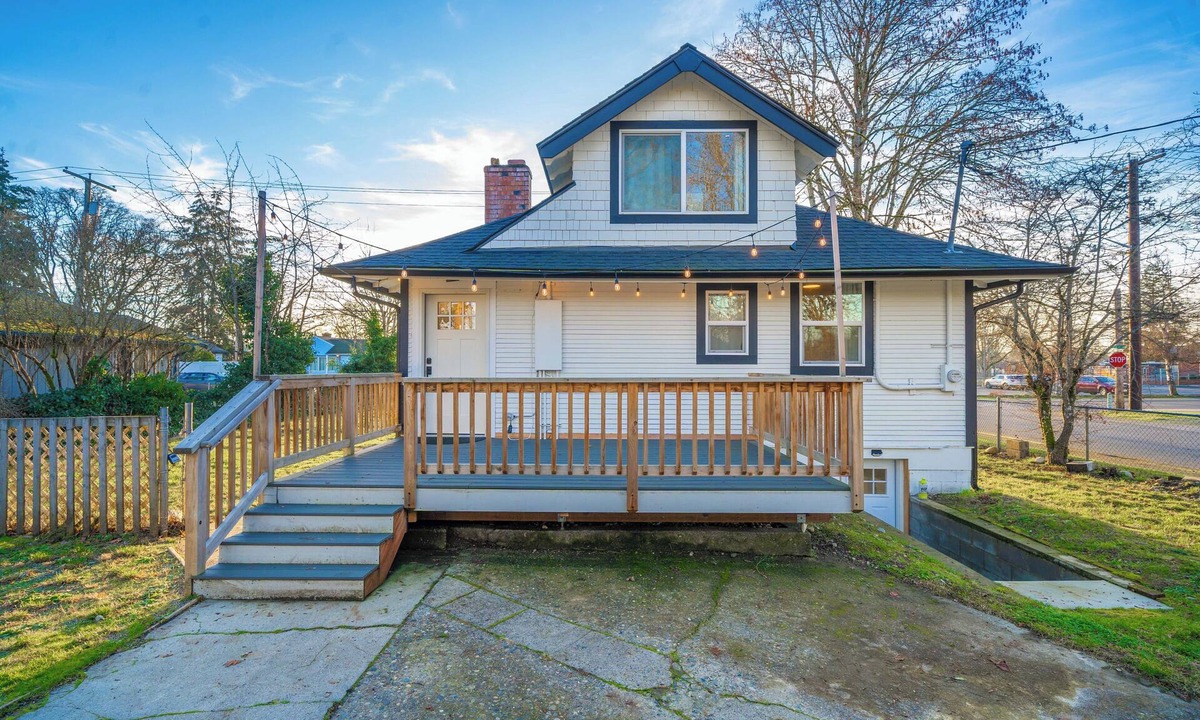 Tillicum House | Lakewood Stunner sleeps 6+ with Two KING size beds!