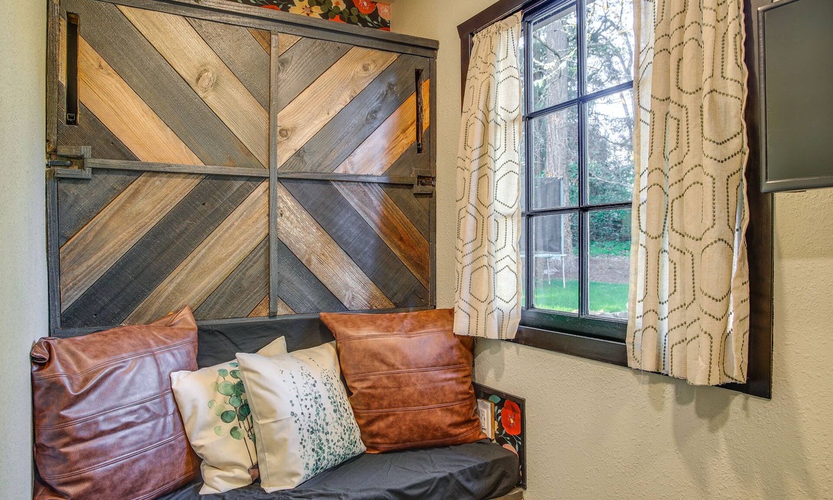 Tillicum Apartment | Lakewood Vacation Rental - Walk to American Lake!