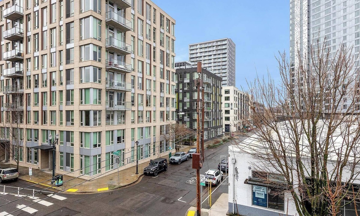 Pearl District Apartment | Landing | Chic Studio, Gym, Courtyard