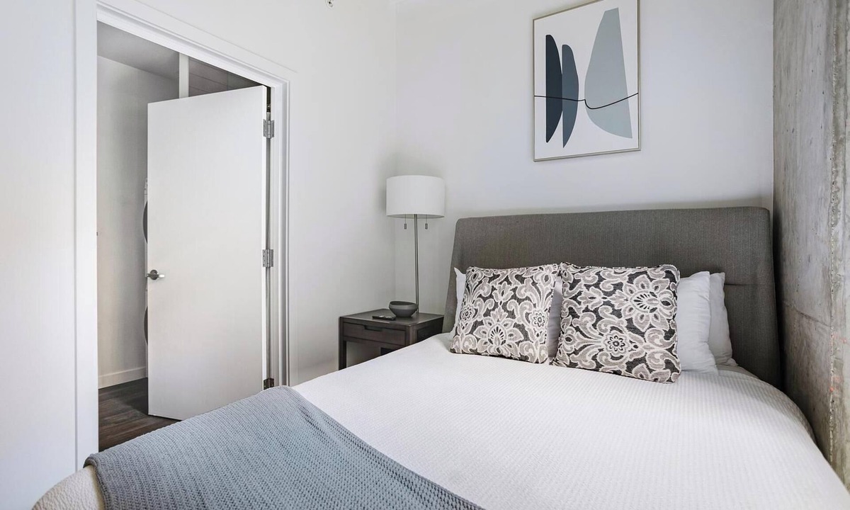 Mann Apartment | Landing | Modern 1BD, Courtyard, Game Room