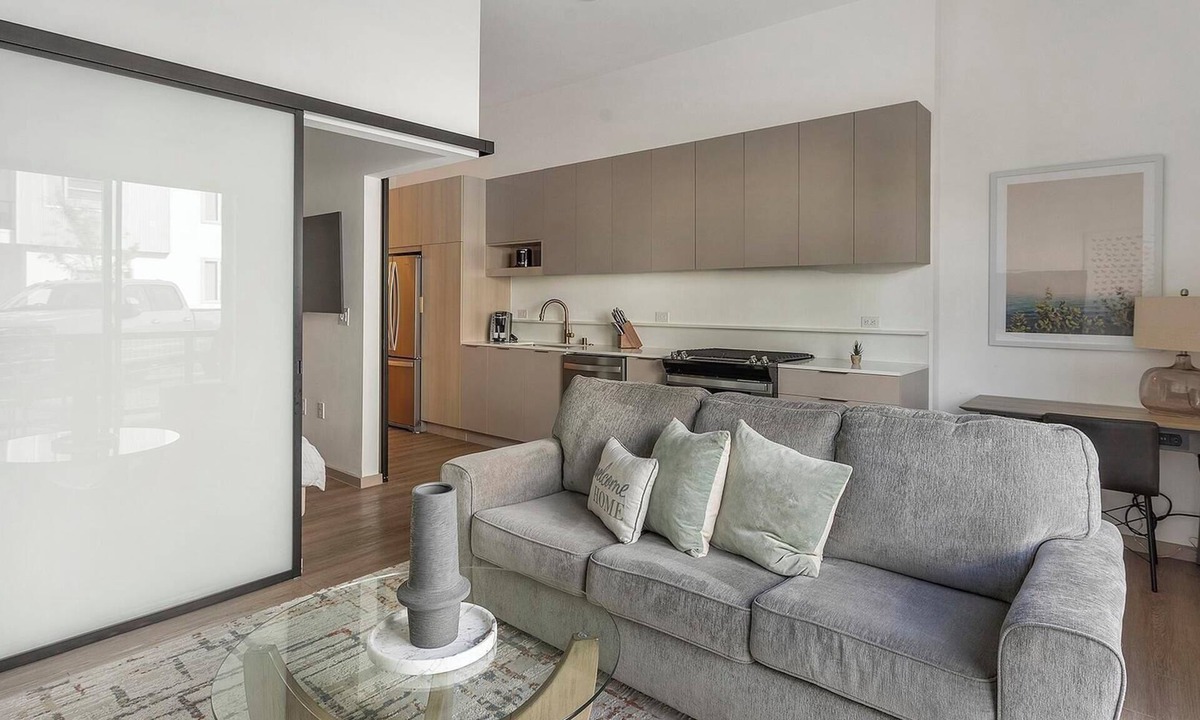 Spring Valley Apartment | Landing | Spectacular Studio, Pool, Gym