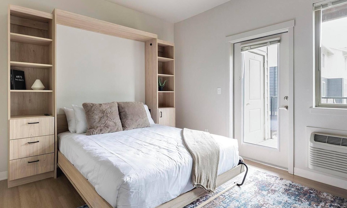 Woodburn Apartment | Landing | Spectacular Studio, Pool, Clubhouse