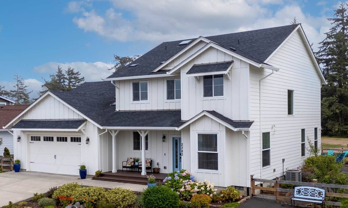 Seaside House | Large Family Home on Golf Course. Short Walk to Beach. Private Workspace.