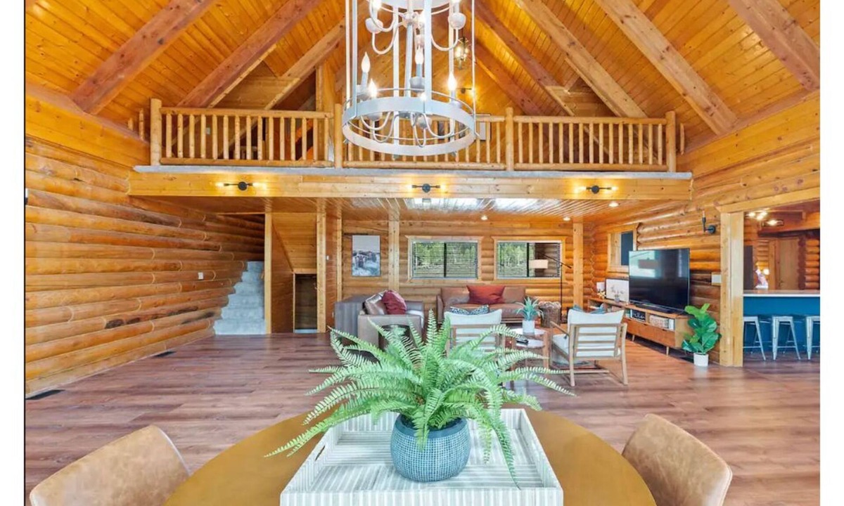 Mammoth Creek Cabin | Large Reunion Cabin By Lake And National Parks!