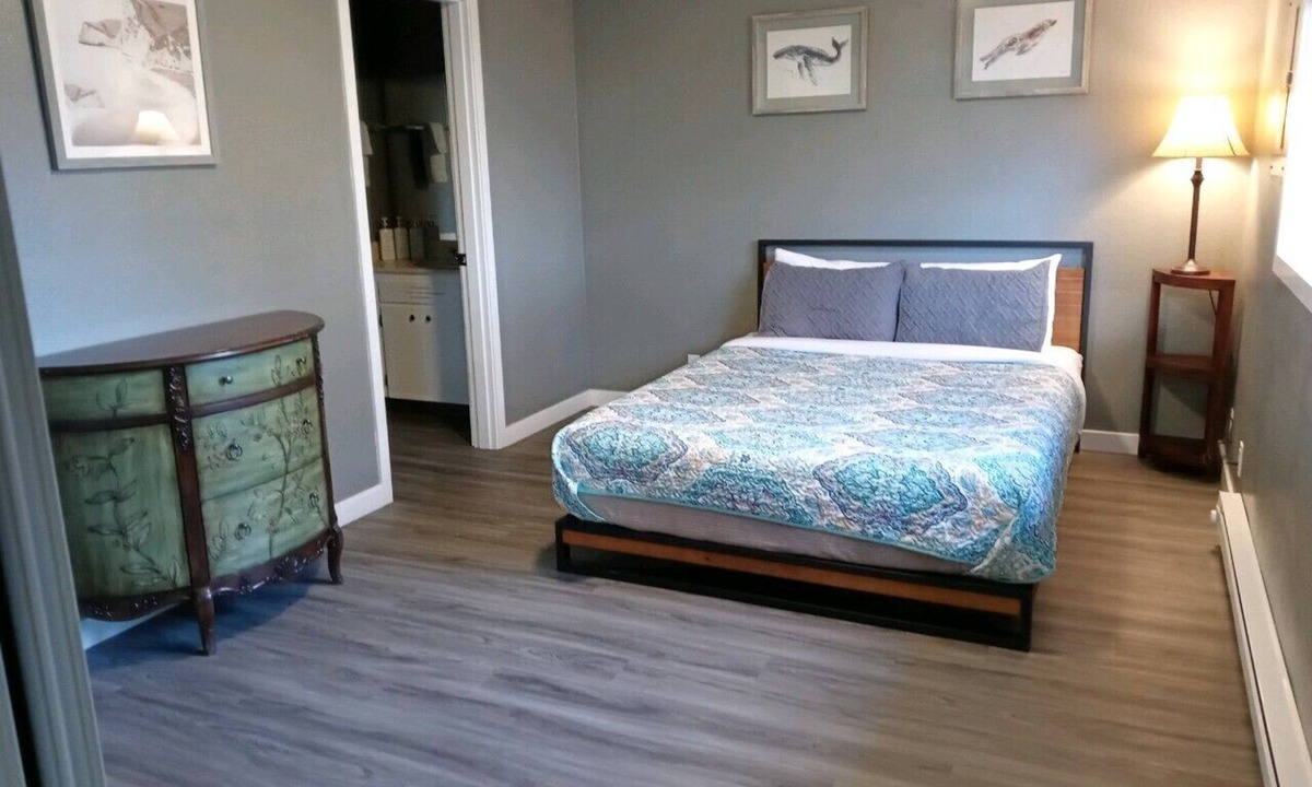 Central Area Apartment | LARGE Upstairs 2 Bed 2 Bath condo Creek View!