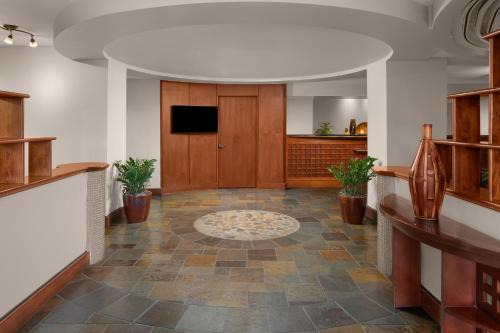 East Lake Hills Hotel | Larkspur Landing Extended Stay Suites Bellevue