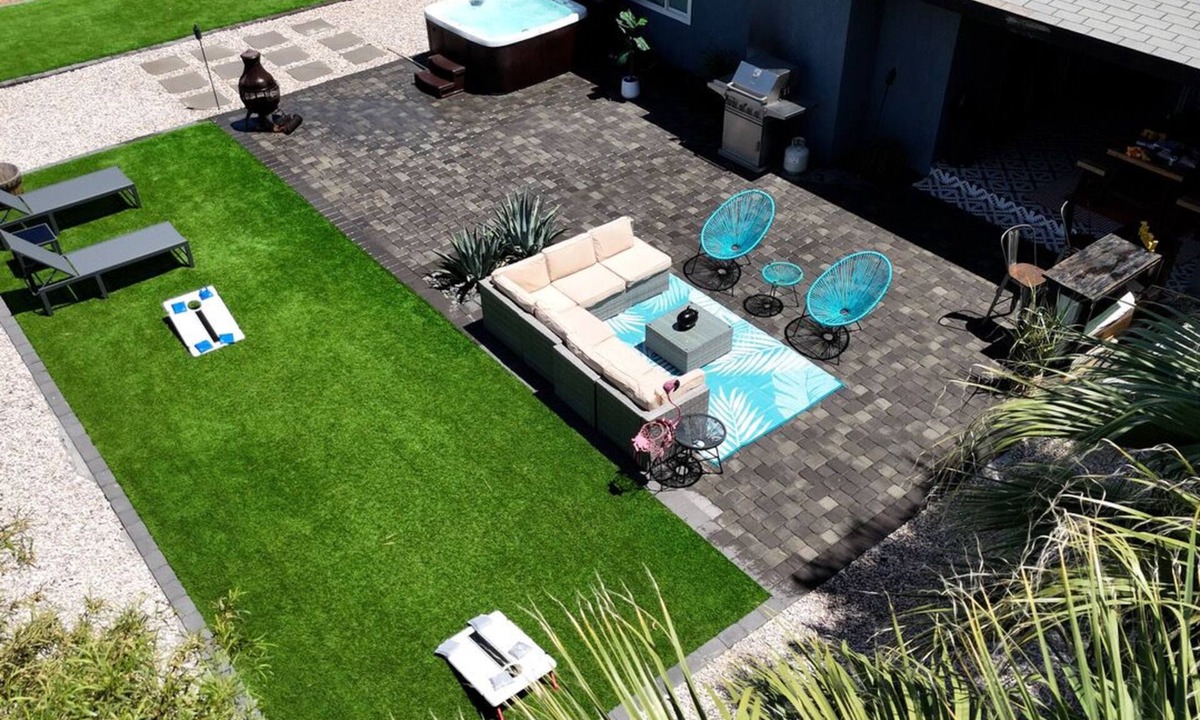 Winchester House | Las Vegas Getaway! Sleeps 10+ King Bed. Jacuzzi. Open Layout!