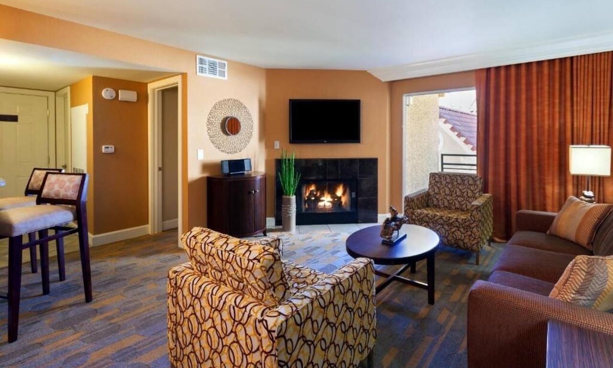 Las Vegas Hotel | Las Vegas Lights Await – 3 Modern Villa w/Balcony + Pools & Arcade Fun