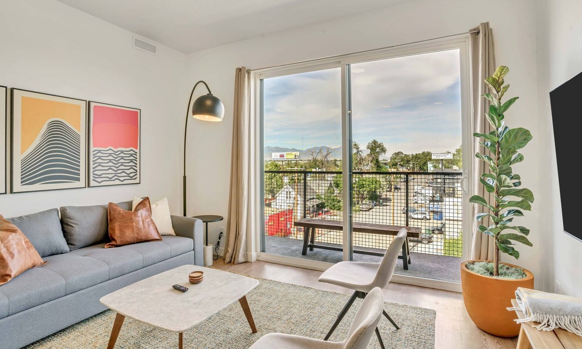 People's Freeway Apartment | LCF - Downtown SLC - King + Sleeper - CoWork + Gym - Garage