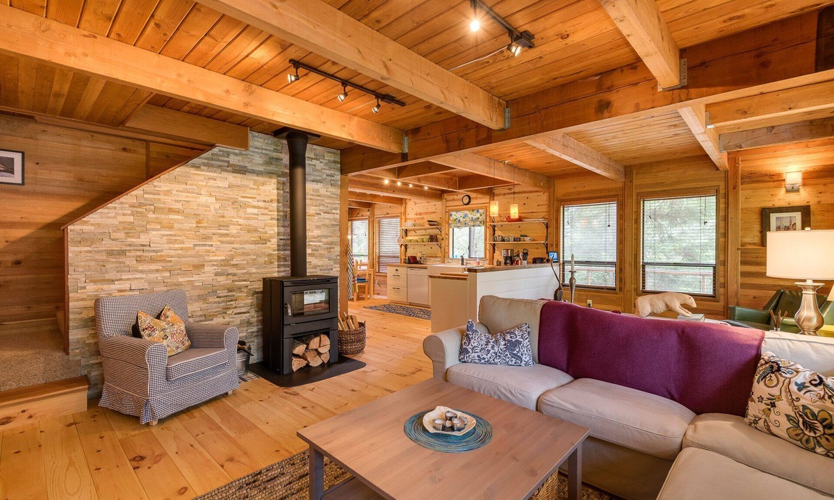 Ardenvoir House | Leavenworth cabin for maximum 4 people, with treehouse gazebo hot tub.