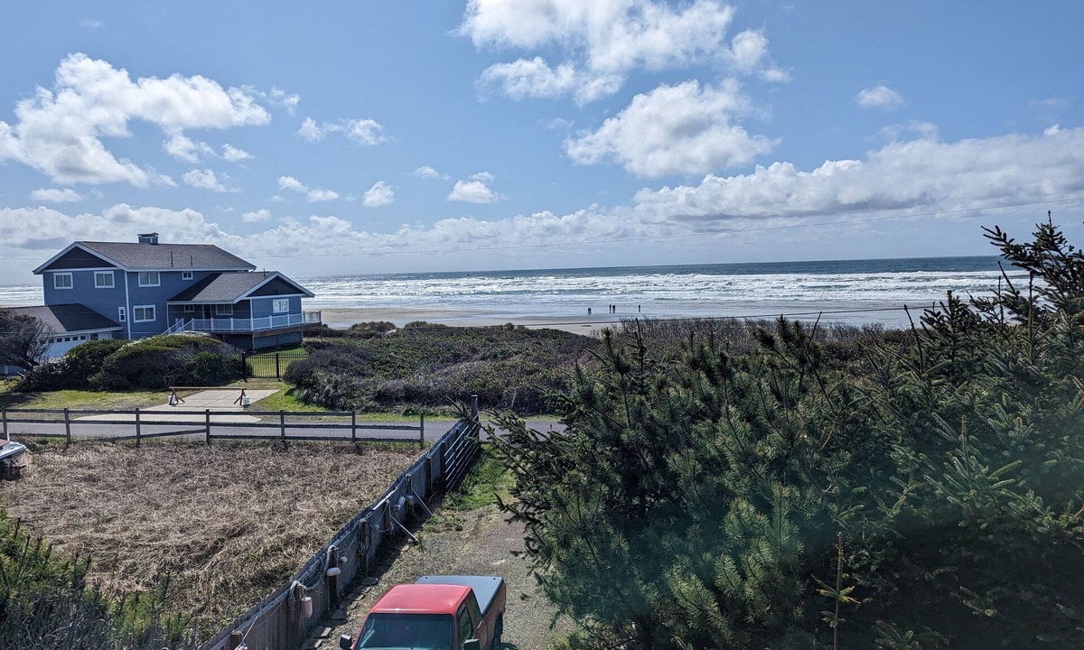 Florence House | Lighthouse Lookout across the lane on Heceta Beach