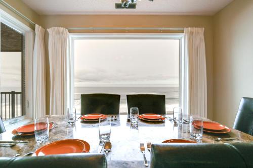 Lincoln Beach House | Lincoln City Condo: Pool Access, Walk to Beach!