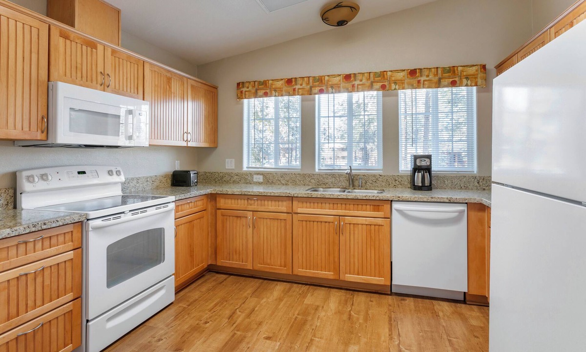 Pinetop Apartment | Log Cabin Accommodations Surrounded by Nature, On-Site Activities, Free Parking
