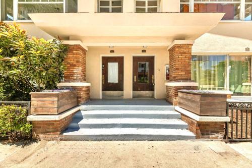 Alamitos Beach Apartment | Long Beach 2BR and 1BA Charming Condo Near Alamitos Beach, Marina, Cafes & Shops