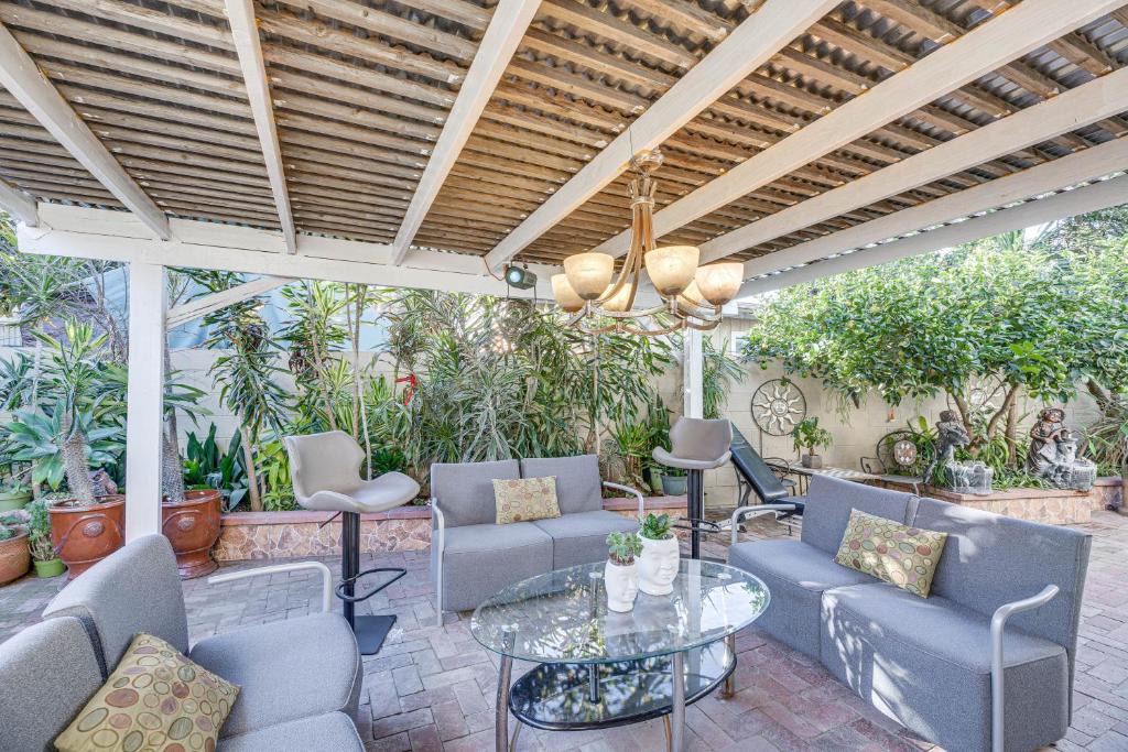 Los Angeles Apartment | Los Angeles Apartment w/Patio, 4 Mi to Downtown!