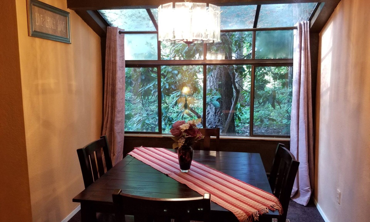 Federal Way Condo | Lovely One Bedroom Condo with Indoor Fireplace